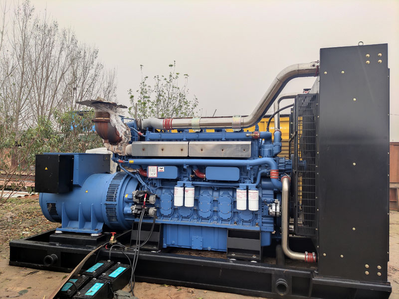 巴中柴油发电机组更换机油时，应遵循哪些步骤？